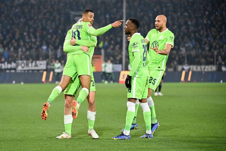 德甲卡位生死战！狼堡 3 主力伤缺死磕斯图加特，欧冠区门票之争谁能抢滩？